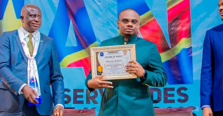 Haut-Katanga : Union sacrée de la Nation décore le ministre provincial Serge Owandja pour son engagement en faveur du développement durable