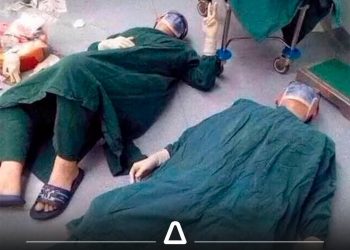 Insolite :  Chine : des médecins s&rsquo;effondrent d&rsquo;épuisement après 32 heures de chirurgie pour sauver une patiente