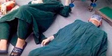 Insolite :  Chine : des médecins s&rsquo;effondrent d&rsquo;épuisement après 32 heures de chirurgie pour sauver une patiente