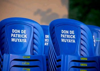 ESU : Patrick Muyaya dote l’Université de Kikwit de 500 chaises