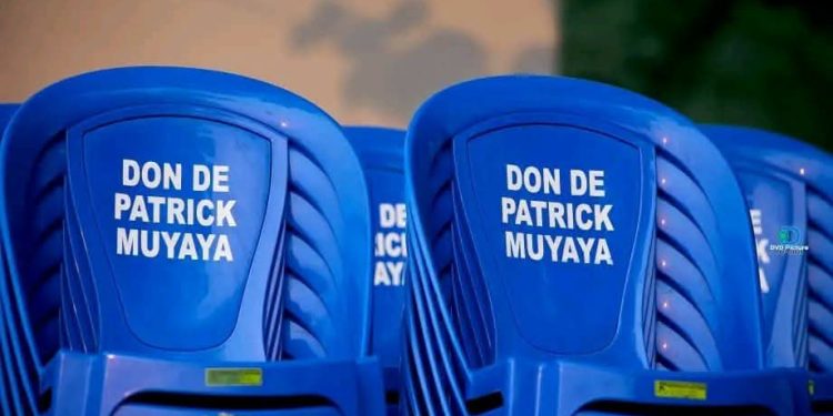 ESU : Patrick Muyaya dote l’Université de Kikwit de 500 chaises