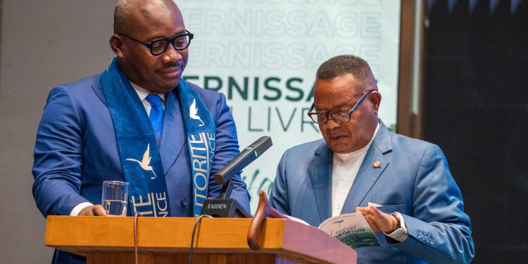 RDC : Vernissage de « L&rsquo; Enfant de Bokungu» : Guy Loando Mboyo présente le premier tome de son ouvrage autobiographique