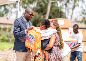 RDC : Les Amis de Patrick Muyaya distribuent 1.000 kits scolaires aux élèves de 25 écoles de la FUNA à Kinshasa