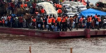 Kinshasa : le bateau isolé sur le fleuve Congo libéré après des tests négatifs