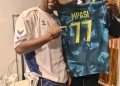 France : l’ambassadeur Émile Ngoy Kasongo échange avec l’international congolais Lionel Mpasi au Stade Océane