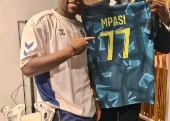 Le samedi 5 septembre 2026, à l’occasion de la rencontre entre le Le Havre AC et le Stade Brestois 29 au Stade Océane du Havre, l’Ambassadeur de la République démocratique du Congo en France, Émile Ngoy Kasongo, a rencontré l’international congolais Lionel Mpasi