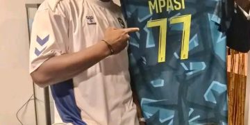 Le samedi 5 septembre 2026, à l’occasion de la rencontre entre le Le Havre AC et le Stade Brestois 29 au Stade Océane du Havre, l’Ambassadeur de la République démocratique du Congo en France, Émile Ngoy Kasongo, a rencontré l’international congolais Lionel Mpasi