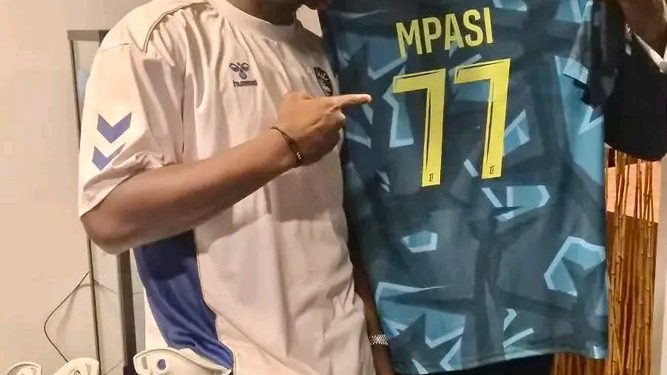 Le samedi 5 septembre 2026, à l’occasion de la rencontre entre le Le Havre AC et le Stade Brestois 29 au Stade Océane du Havre, l’Ambassadeur de la République démocratique du Congo en France, Émile Ngoy Kasongo, a rencontré l’international congolais Lionel Mpasi