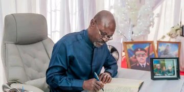 Crash de Kenge : Guy Kabombo ouvre un livre de condoléances en hommage aux victimes
